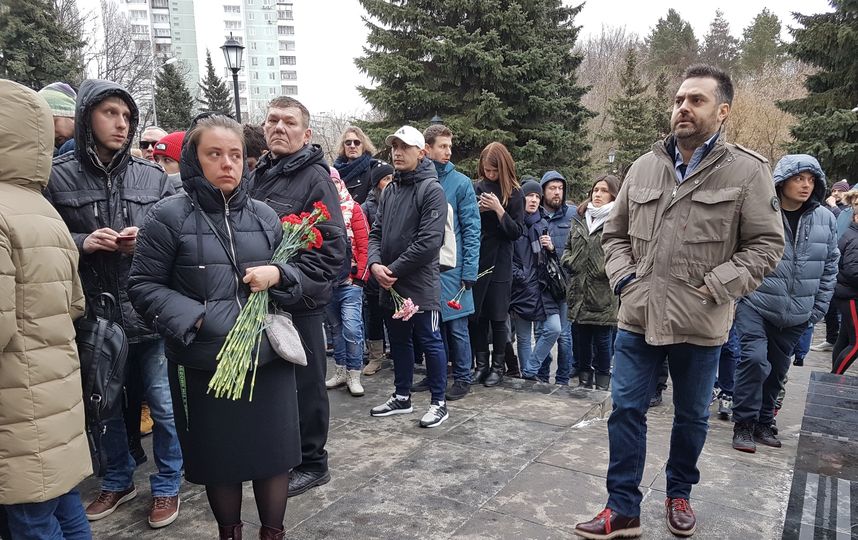 Люди на церемонии прощания с Децлом. Фото Василий Кузьмичёнок