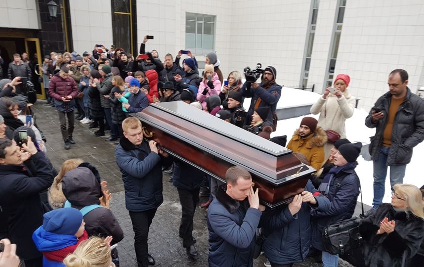 Гроб с музыкантом вынесли под аплодисменты. Фото Василий Кузьмичёнок