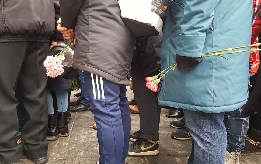 Люди на церемонии прощания с Децлом. Фото Василий Кузьмичёнок