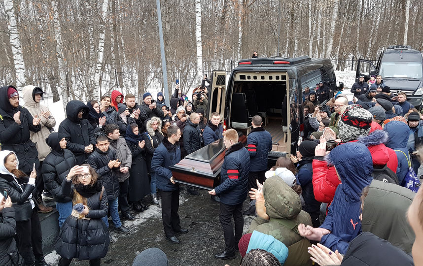 Гроб с музыкантом вынесли под аплодисменты. Фото Василий Кузьмичёнок