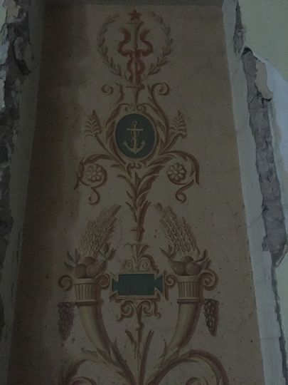 Последние арендаторы закрыли старые росписи щитами из гипсокартона, и рисунки стали видны лишь сейчас. Фото Василий Кузьмичёнок