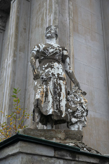 Башню окружают четыре фигуры: колхозница, солдат, моряк и рабочий. Фото Василий Кузьмичёнок