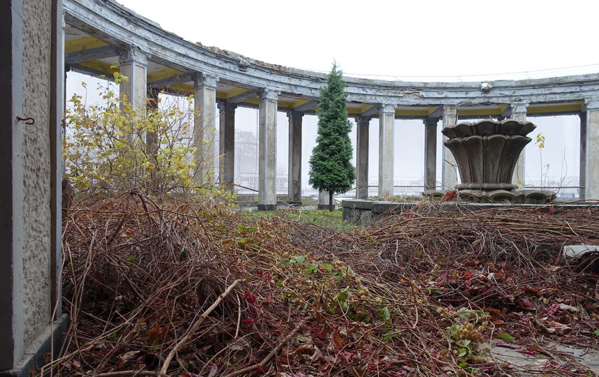 Сверху чашу южного фонтана украшали фигуры дельфинов. Балясины прогулочной колоннады уже демонтировали. Фото Василий Кузьмичёнок