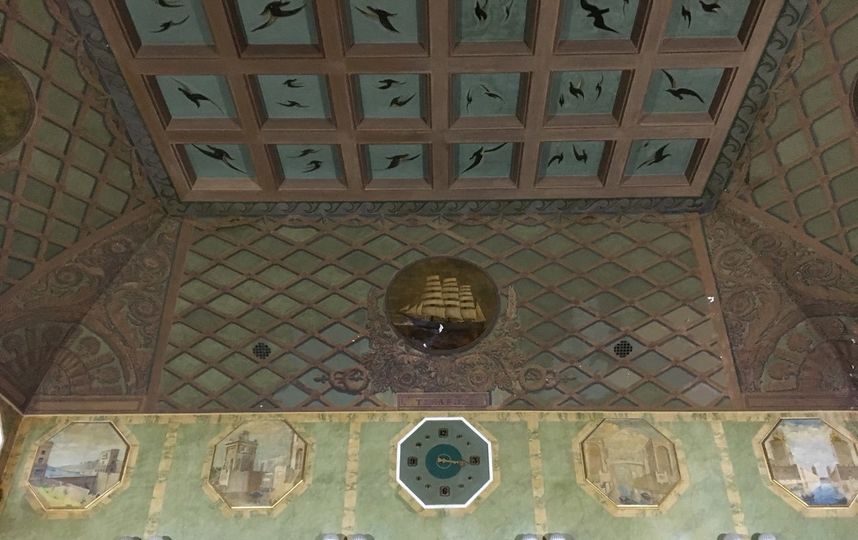 Помещения ресторана богато украшены росписями на корабельную тематику, которые тщательно восстановят к 2020 году. Фото Василий Кузьмичёнок