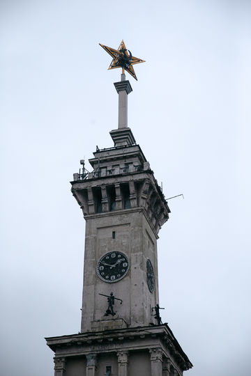 Звезда, венчающая шпиль, украшала Спасскую башню Кремля до установки на неё рубиновой звезды. Фото Василий Кузьмичёнок