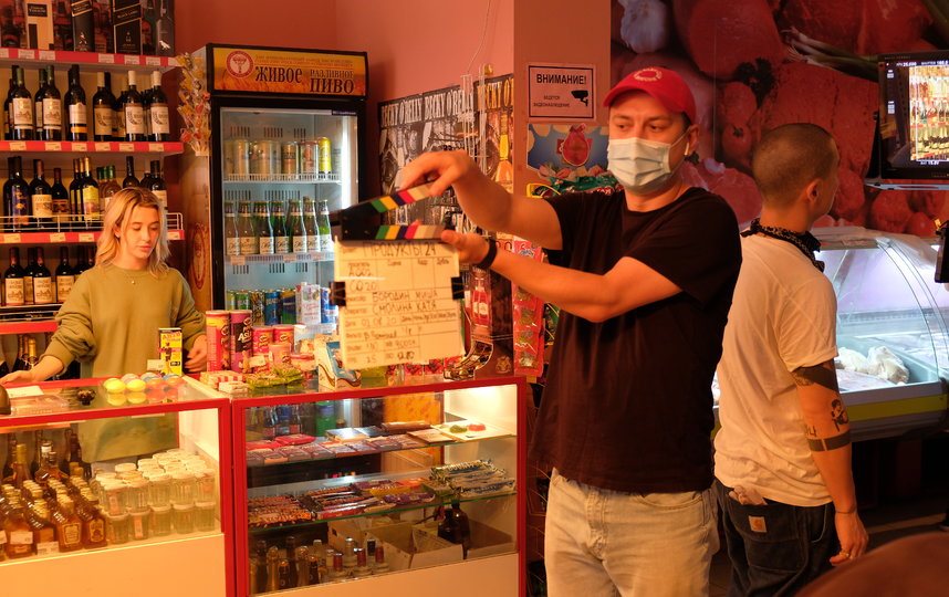 Старт съёмок фильма "Продукты 24". Режиссёр Михаил Бородин – в маске и красной кепке. Фото пресс-служба Metrafilms