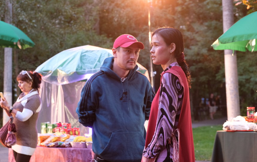 Режиссёр Михаил Бородин и актриса Зухара Сансызбай, на съёмках эпизода на городской площади. Фото пресс-служба Metrafilms