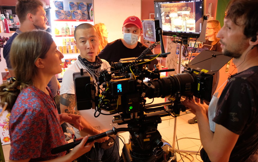 Старт съёмок фильма "Продукты 24". Режиссёр – в маске и красной кепке. Фото пресс-служба Metrafilms