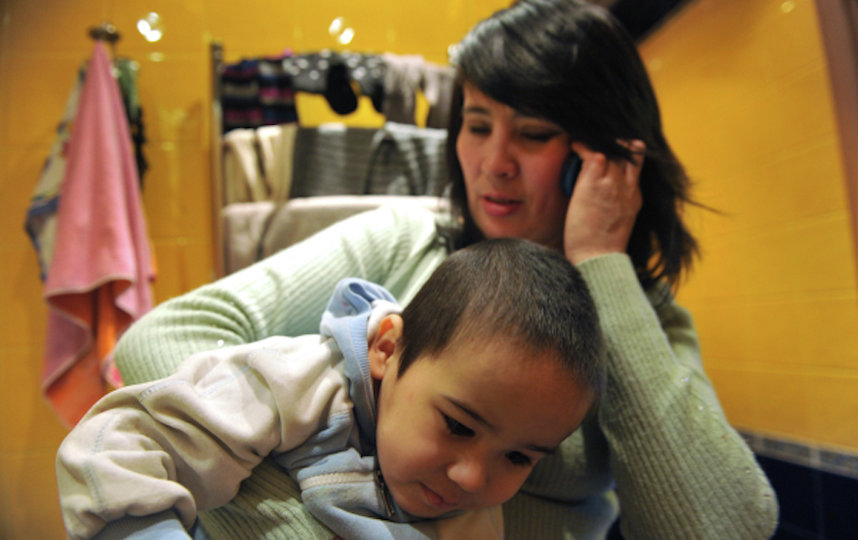 Потерпевшие в деле о «гольяновских рабах»: ставшая одним из прототипов Мухаббат Бакия и маленький Бауржан. Фото РИА Новости