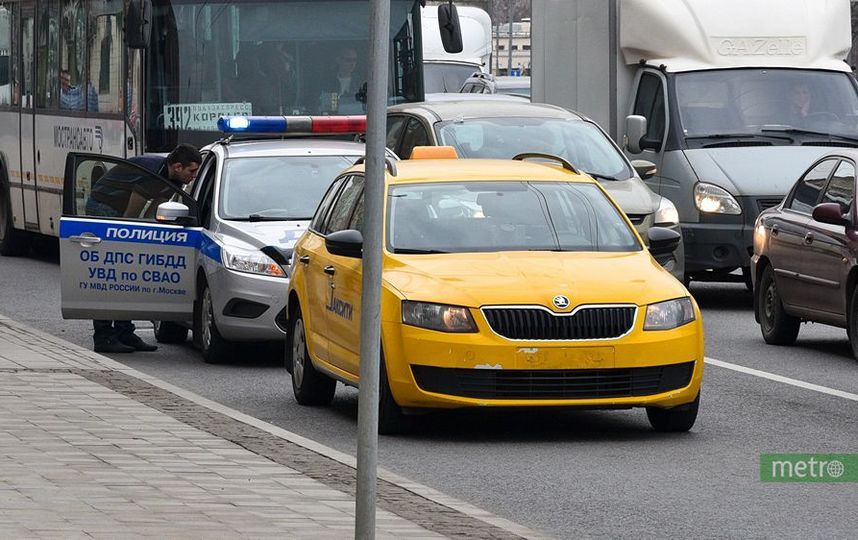 В Москве таксист сбил сотрудника ДПС