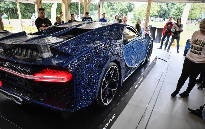 Авто, собранное из деталей конструктора. Фото AFP