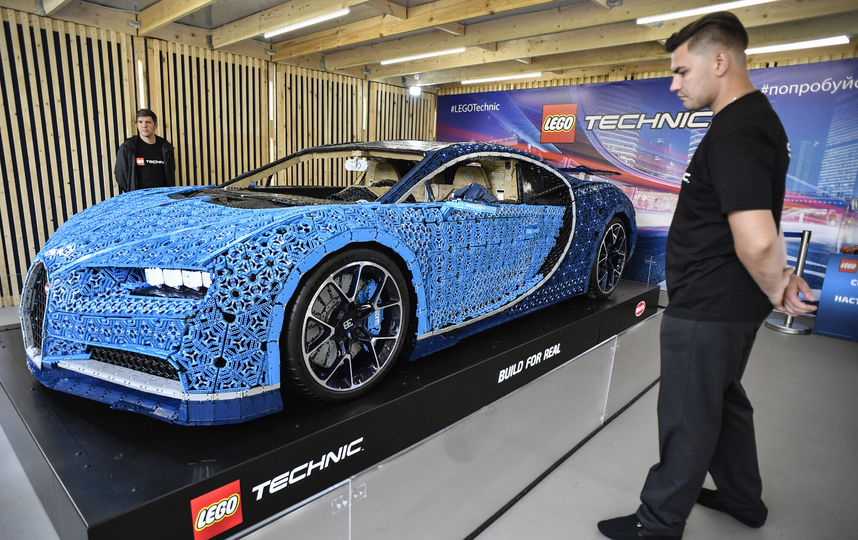 Авто, собранное из деталей конструктора. Фото AFP