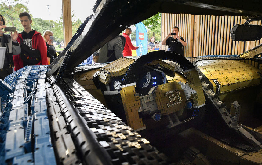 Авто, собранное из деталей конструктора. Фото AFP