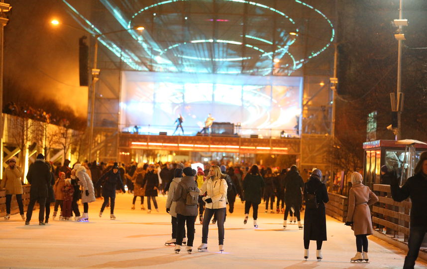 В Москве в Парке Горького открылся самый большой каток в Европе. Фото