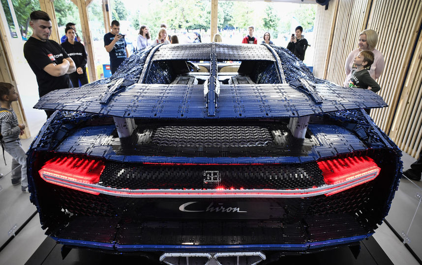 Авто, собранное из деталей конструктора. Фото AFP