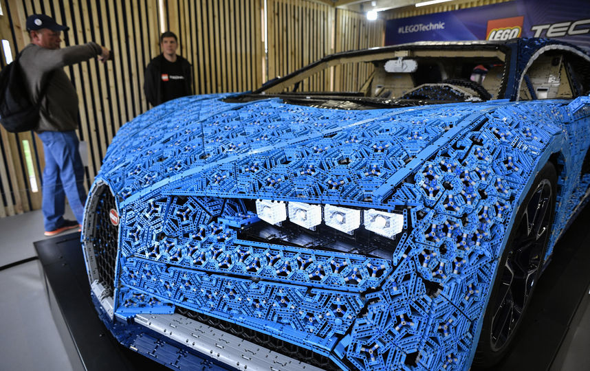 Авто, собранное из деталей конструктора. Фото AFP