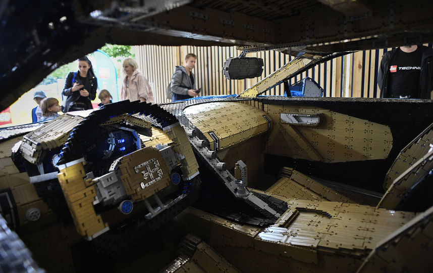 Авто, собранное из деталей конструктора. Фото AFP