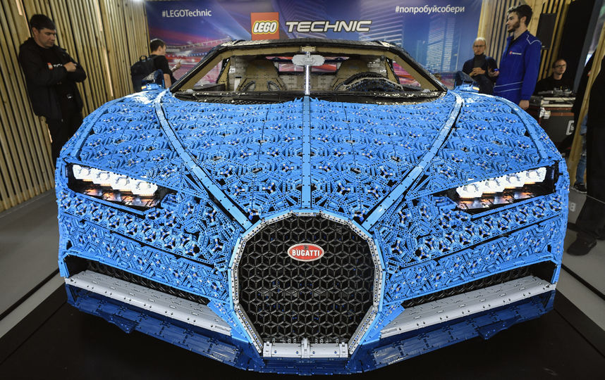 Авто, собранное из деталей конструктора. Фото AFP