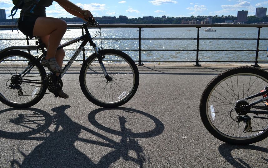 В Москве велосипедист сбил четырёхлетнюю девочку: у неё открытый переломом ноги и ушибы