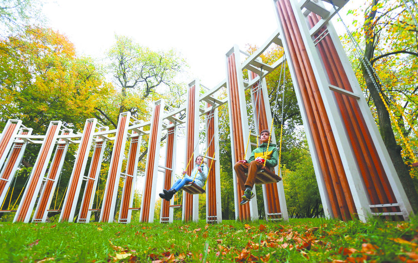 Круговые качели в Люблино. Фото Василий Кузьмичёнок