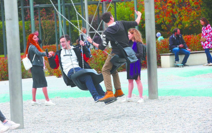 "Мегакачели" в парке Горького. Фото Василий Кузьмичёнок