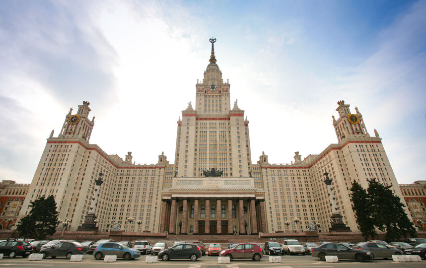 В Москве закрыли для проезда Университетскую площадь