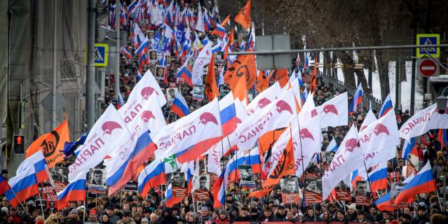 Ожидается, что некоторые демонстранты пройдут к месту убийства Немцова – на Большой Москворецкий мост – и возложат цветы.