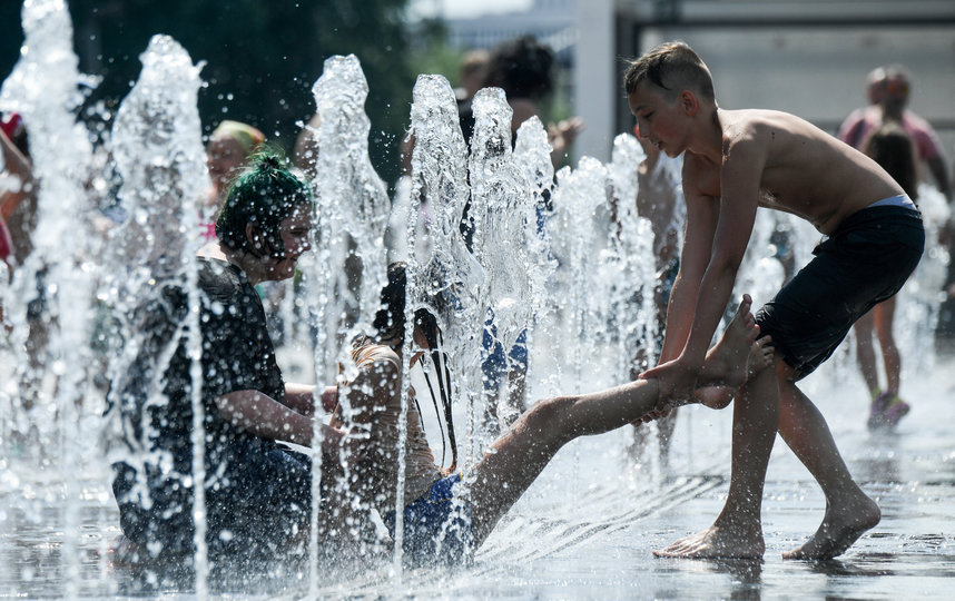 Москвичей ждёт жаркая, но дождливая погода. Фото AFP