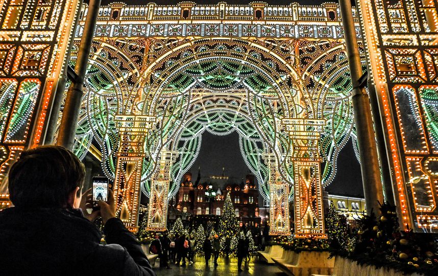 В ожидании Нового года Москва превратилась в настоящую сказку. Фото AFP