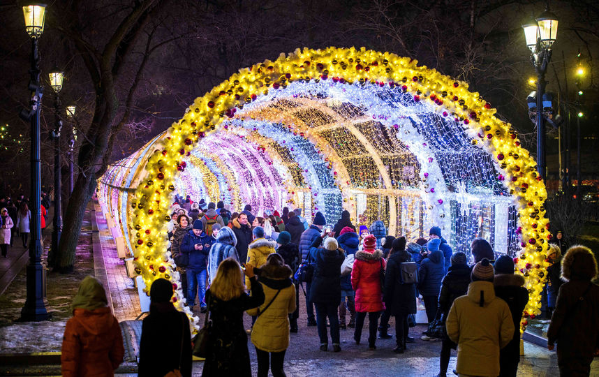 В ожидании Нового года Москва превратилась в настоящую сказку. Фото AFP