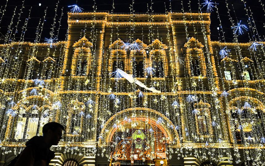 В ожидании Нового года Москва превратилась в настоящую сказку. Фото AFP