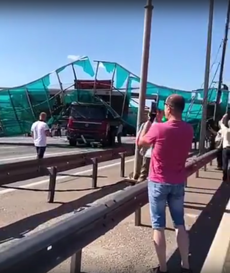 В Подмосковье КамАЗ задел мост, и конструкция обрушилась на дорогу