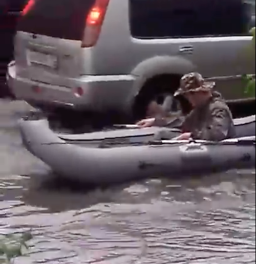В Подмосковье мужчина решил "порыбачить" на затопленной улице: видео