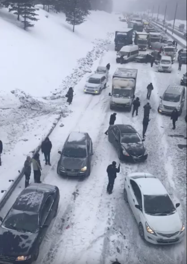 В Подмосковье на Симферопольском шоссе столкнулись 52 автомобиля