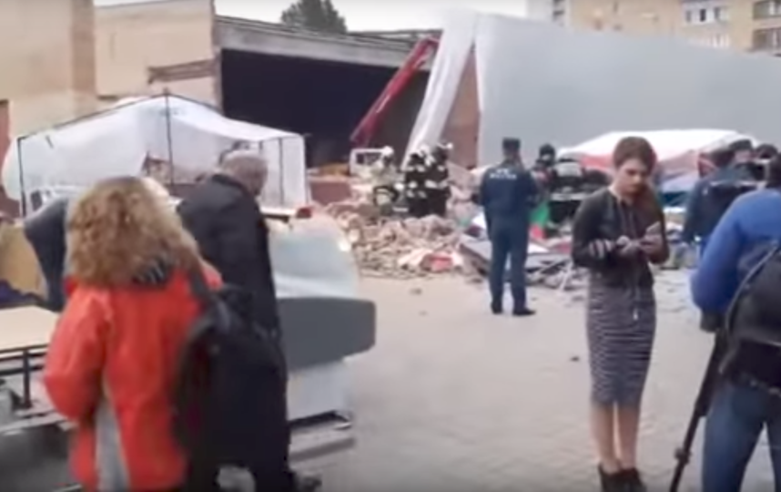 В подмосковной Балашихе стена кинотеатра обрушилась на людей: видео