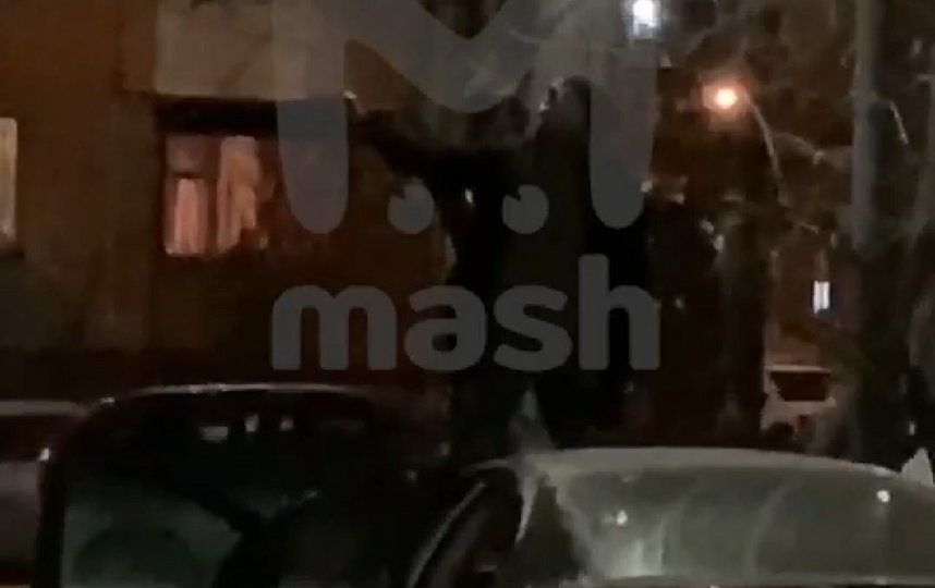 Предполагаемый убийца под окнами возлюбленной. Фото Telegram-канал Mash