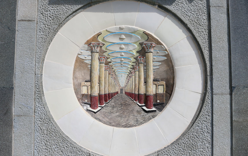 Панно на входе в здание вокзала можно разглядывать долго и с удовольствием. Фото Василий Кузьмичёнок