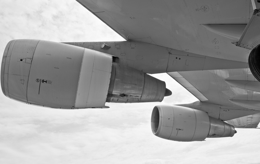 В "Шереметьево" самолёт пробил фюзеляж во время заправки