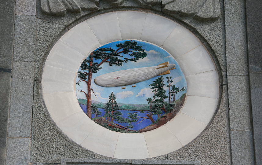 Панно на входе в здание вокзала можно разглядывать долго и с удовольствием. Фото Василий Кузьмичёнок