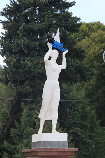 Встречает гостей парка девушка с  корабликом. Фото Василий Кузьмичёнок