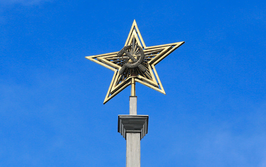 На шпиле над крышей вокзала снова ярко сияет звезда. Фото Василий Кузьмичёнок