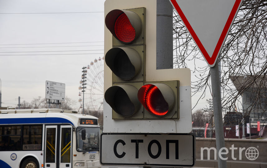 Знак приоритета противоречит светофору. Отменяет ли светофор знаки приоритета. Какие знаки отменяются светофором. Значения каких знаков отменяются светофором. Светофоры отменяют знаки приоритета билеты.