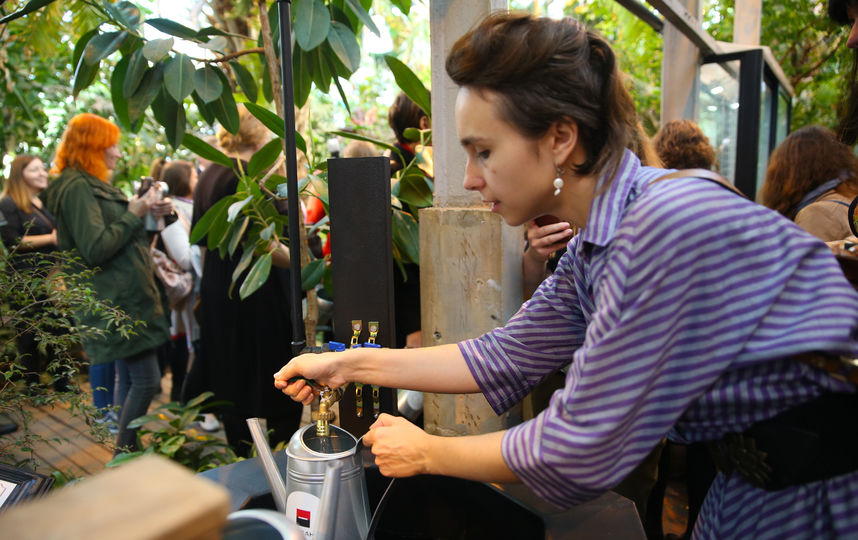 Через дождевой водопровод вода поступает в оранжерею, и её можно наливать из обычного крана над кирпичным колодцем. Фото Василий Кузьмичёнок