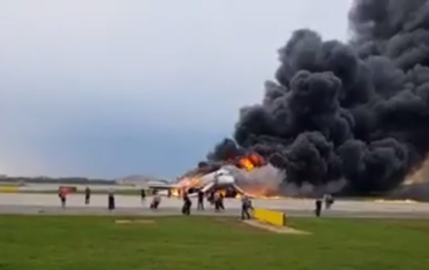 В столичном аэропорту "Шереметьево" при посадке загорелся самолёт. Видео