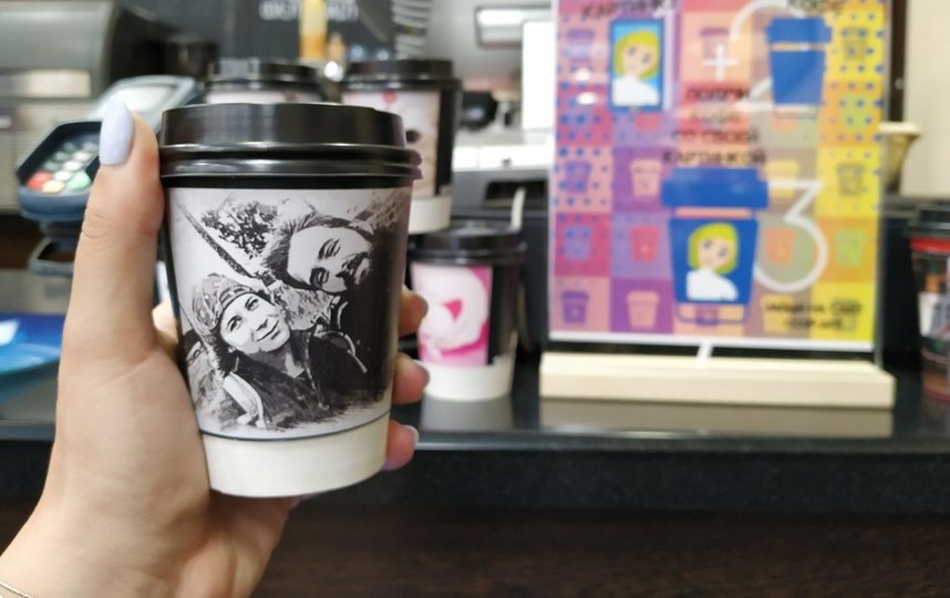 В столичной кофейне печатают на стаканчиках фото посетителей