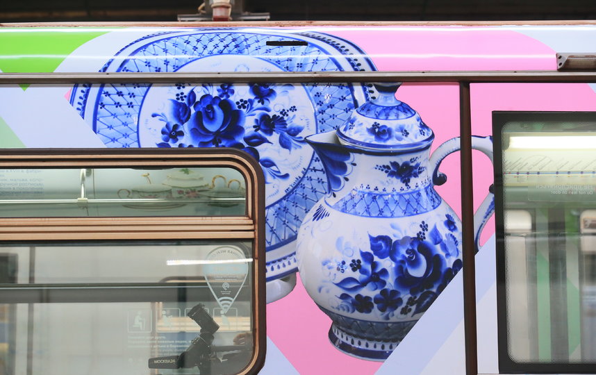Поезд, посвящённый народным промыслам России, будет курсировать по Арбатско-Покровской линии метро. Фото Василий Кузьмичёнок