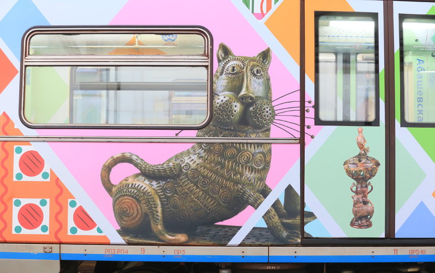 Поезд, посвящённый народным промыслам России, будет курсировать по Арбатско-Покровской линии метро. Фото Василий Кузьмичёнок