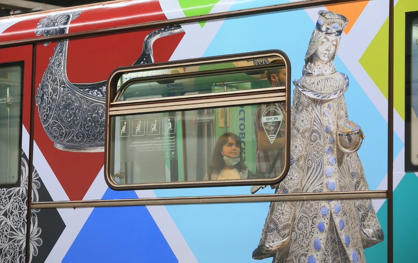 Поезд, посвящённый народным промыслам России, будет курсировать по Арбатско-Покровской линии метро. Фото Василий Кузьмичёнок