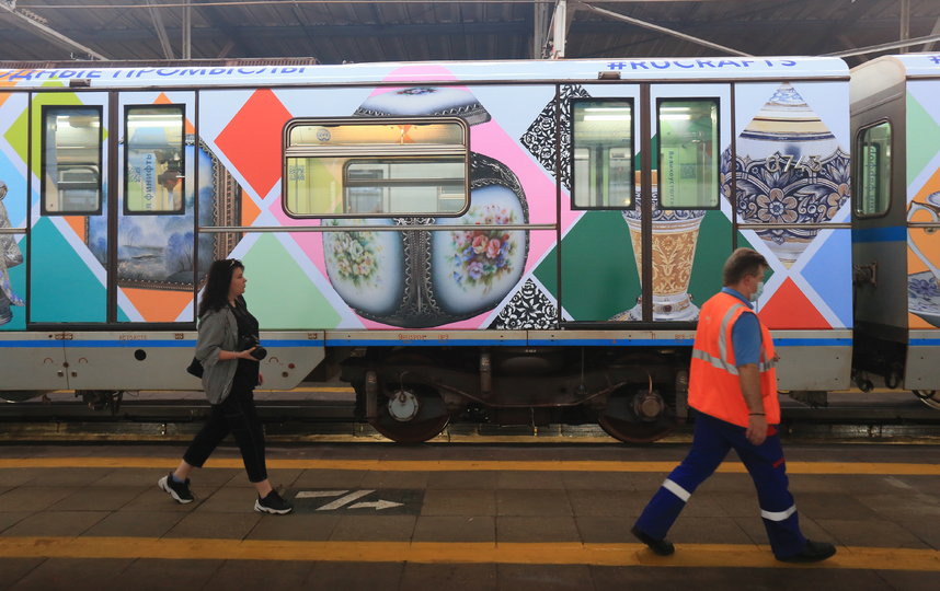 Поезд, посвящённый народным промыслам России, будет курсировать по Арбатско-Покровской линии метро. Фото Василий Кузьмичёнок