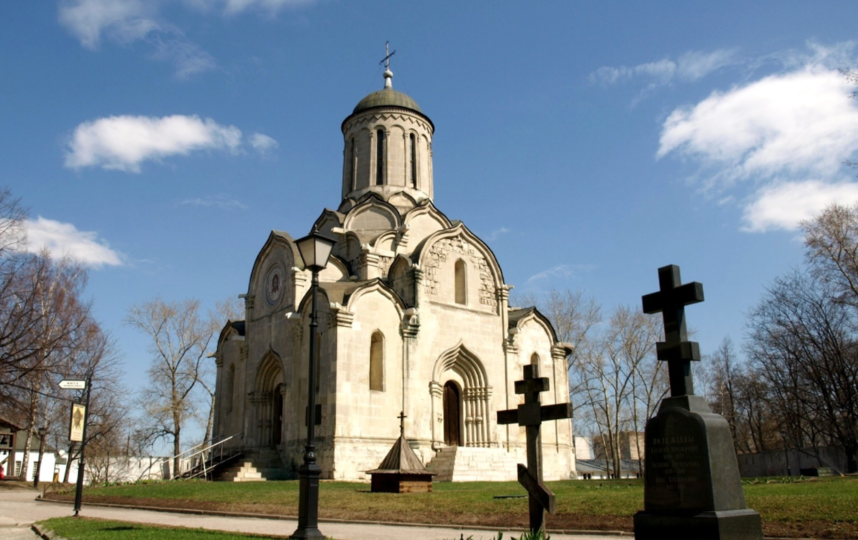 Вандалы сожгли четырёхметровый крест у Андроникова монастыря в Москве
